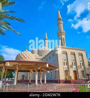 L'elegante padiglione di fronte alla Grande Moschea di Jumeirah, Dubai, Emirati Arabi Uniti Foto Stock