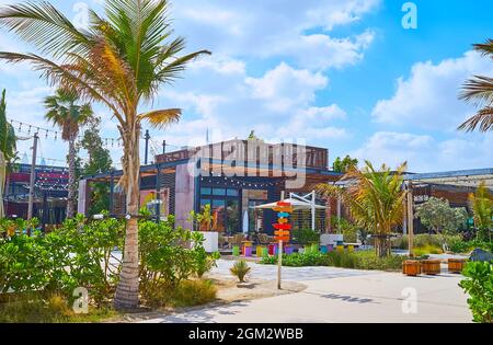 I moderni bar sulla spiaggia, caffè e ristoranti lungo la spiaggia pubblica di la Mer, Dubai, Emirati Arabi Uniti Foto Stock