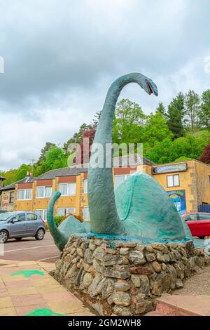 Loch Ness, Scozia, Regno Unito - 24 maggio 2015: Statua del dinosauro di Nessie al centro esposizioni Loch Ness. Leggendario mostro del lago di Loch Ness. Foto Stock