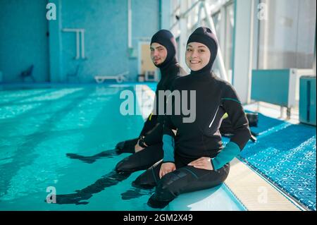 Donna e divemaster in attrezzatura subacquea, scuola subacquea Foto Stock