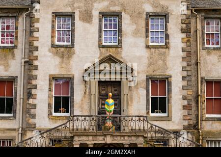 Musselburgh, East Lothian, Scozia, Regno Unito, 16 settembre 2021. Gratitudine alla Newhailes House: Un'installazione da parte del produttore di arte pubblica Wild in Art apre il Venerdì. La mostra gratuita è composta da 51 sculture progettate da artisti di diverse regioni del Regno Unito. I dati di gratitudine sottolineano la dedizione dei caregivers NHS e dei lavoratori chiave. Nella foto: La scultura del designer scozzese Pam Hogg Foto Stock