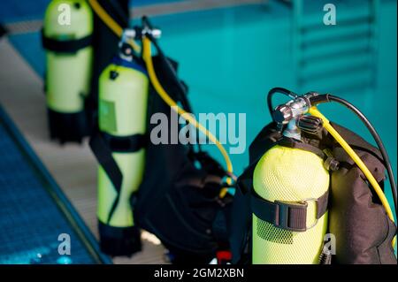 Tre bombole di ossigeno a bordo piscina, attrezzatura subacquea Foto Stock