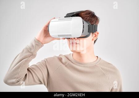 Happy man che ha esperienza con gli occhiali per visore VR della realtà virtuale, Foto Stock