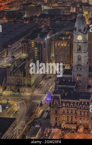 Philly dall'alto - Vista dall'alto al centro citta' con lo storico Municipio di Philadelphia, il Notary Hotel il Tempio Masonico per citarne alcuni durante Foto Stock