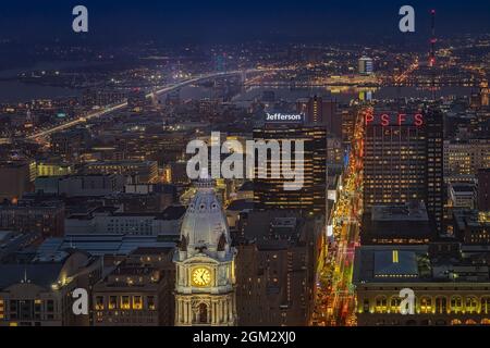 Philly e NJ Skyline dall'alto - Vista al centro città con lo storico Municipio di Philadelphia, il PSFS e il Benjamin Franklin Bridge. Ben F. Foto Stock