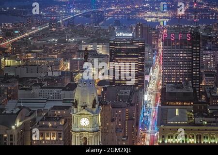 Philly Twilight dall'alto - Vista al centro città con lo storico Municipio di Philadelphia, il PSFS e il Benjamin Franklin Bridge. Ben Frankli Foto Stock