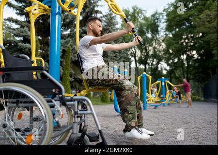 Veterano disabili, allenamento sportivo nel parco Foto Stock