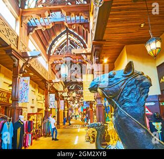 DUBAI, Emirati Arabi Uniti - 4 MARZO 2020: Le sculture di cammelli decorano l'ingresso alla bancarella del mercato Souk Madinat Jumeirah, il 4 marzo a Dubai Foto Stock