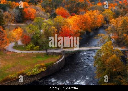 New Croton sulla diga di Hudson - la cascata di New Croton Dam conosciuta anche come la diga di Cornell durante un bel pomeriggio autunnale. Questa immagine è disponibile i Foto Stock