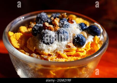 Cornflakes con mirtilli, mangiare sano per la prima colazione Foto Stock