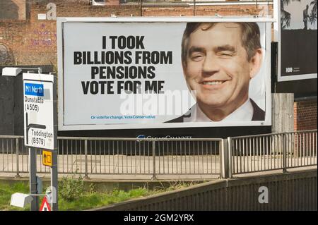 Poster delle elezioni generali del partito conservatore, con un'immagine del primo ministro laburista Gordon Brown. Dunstable Road, Luton, Bedfordshire, Regno Unito. 9 Apr 2010 Foto Stock