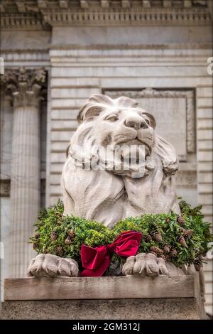 Patience Lion NYPL BW - Patience, una delle statue di leoni di fronte al ramo principale della biblioteca pubblica di New York sulla Fifth Avenue a New York City Foto Stock