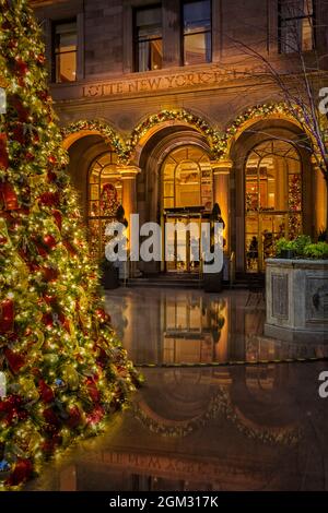 Lotte New York Palace Hotel - Vista sul cortile dell'hotel di lusso decorato per Natale durante le vacanze. Il cortile era una volta la carrozza en Foto Stock