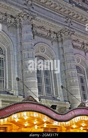 Broadway Theatre NYC - Vista degli intricati dettagli architettonici e dei marchesi di una delle molte facciate di Broadway presso il quartiere del teatro nel centro città Foto Stock