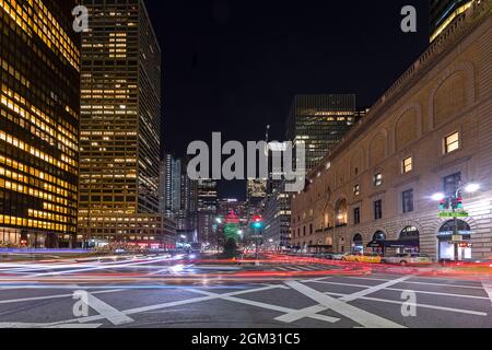 Criss Crossing New York City - il traffico veicolare crea colorate strisce luminose nel centro di Manhattan a New York. La città è vestita di Natale colo Foto Stock