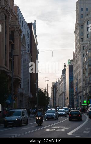 Madrid, Spagna; 5 settembre: Vista della Gran via al tramonto verso la confluenza di Montera e più avanti, fiancheggiata da edifici storici su entrambi Foto Stock