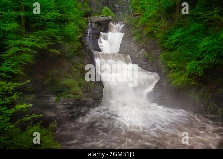 Cascate di Raymondskill - flusso d'acqua pesante durante la stagione delle piogge in primavera. Le cascate di Raymondskill si trovano nel Delaware Water Gap National Recre Foto Stock