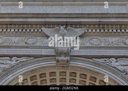 Washington Square Arch Dettagli - il Washington Square Arch è stato costruito nel 1892 a Washington Square Park nel quartiere Greenwich Village di Lower Foto Stock