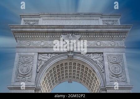 Washington Square Arch Dettagli - il Washington Square Arch è stato costruito nel 1892 a Washington Square Park nel quartiere Greenwich Village di Lower Foto Stock