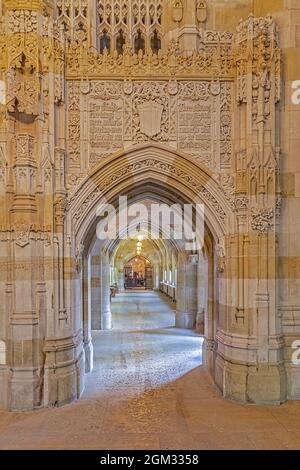 Chiostro dell'Università di Yale - veduta interna del corridoio del chiostro in stile architettonico Collegiata Gotica situato all'interno della Sterling Memorial Library Foto Stock