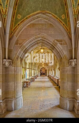 Yale University Cloister Hallway - Collegiata in stile gotico chiostro corridoio situato all'interno della Sterling Memorial Library Foto Stock