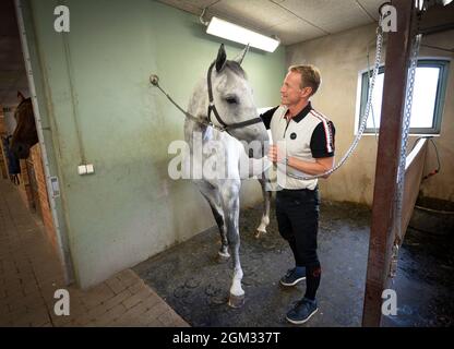 Saltatore e medaglia olimpica svedese, Peder Fredricson, a casa nella sua fattoria a Grevlunda, Svezia, 11 agosto 2021, con il suo cavallo Jumper d'oase. Foto: Johan Nilsson / TT / codice 50090 Foto Stock