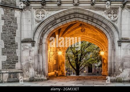 Università di Princeton Hall Blair Arch - Una vista al illuminato Collegiata architettura gotica stile di Blair Hall Clock Tower Arch. Princeton Univ Foto Stock