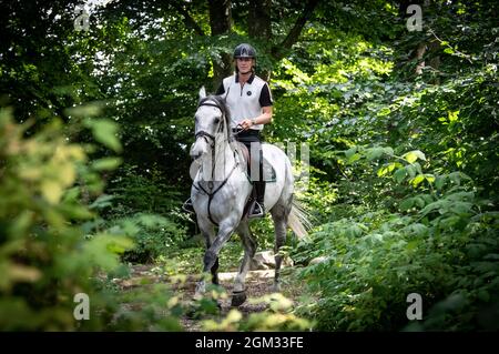 Saltatore e medaglia olimpica svedese, Peder Fredricson, a casa nella sua fattoria a Grevlunda, Svezia, 11 agosto 2021, con il suo cavallo Jumper d'oase. Foto: Johan Nilsson / TT / codice 50090 Foto Stock