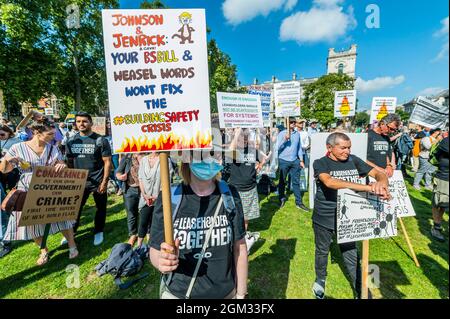 Londra, Regno Unito. 16 settembre 2021. Una protesta del cladding in Piazza del Parlamento evidenzia quante persone sono state catturate in proprietà che ora sono inutili o che non possono permettersi di riparare a causa della crisi di riparazione del cladding che ha seguito il disastro della Grenfell Tower. Alla protesta hanno partecipato leaseholders e MP's. Credit: Guy Bell/Alamy Live News Foto Stock