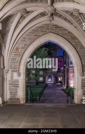 Princeton University Hallway Twilight - una vista di un perfetto esempio di architettura gotica Collegiata. Princeton University è una Ivy Lea privata Foto Stock