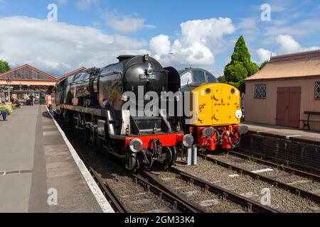 Kidderminster, Worcs, Regno Unito. 16 settembre 2021. Il locale ospiti 34027 'Taw Valley', costruito nel 1946, attende i passeggeri alla stazione ferroviaria di Severn Valley, Kidderminster, il giorno di apertura del Severn Valley Railway's Autumn Steam Gala, Kidderminster, Worcestershire. Il gala dura fino a domenica 19 settembre e dispone di locos per gli ospiti. Peter Lopeman/Alamy Live News Foto Stock