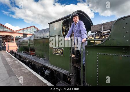 Kidderminster, Worcs, Regno Unito. 16 settembre 2021. Il pilota del motore Dave Ward sulla pedana di un luogo a vapore alla stazione ferroviaria di Severn Valley, Kidderminster, il giorno di apertura del Gala a vapore d'autunno della Severn Valley Railway, Kidderminster, Worcestershire. Il volontario SVR Dave Ward è normalmente visto guidare i treni CrossCountry nel suo lavoro a tempo pieno. Il gala dura fino a domenica 19 settembre e dispone di locos per gli ospiti. Peter Lopeman/Alamy Live News Foto Stock