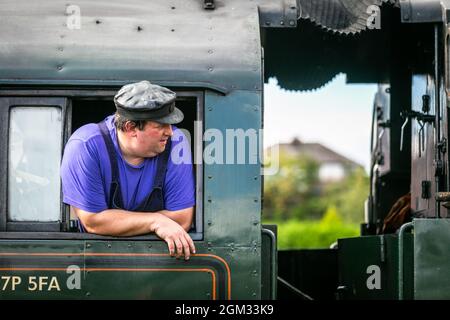 Kidderminster, Worcs, Regno Unito. 16 settembre 2021. Un autista del treno a vapore attende il segnale per procedere alla stazione ferroviaria di Severn Valley, Kidderminster, il giorno di apertura del Severn Valley Railway's Autumn Steam Gala, Kidderminster, Worcestershire. Il gala dura fino a domenica 19 settembre e dispone di locos per gli ospiti. Peter Lopeman/Alamy Live News Foto Stock