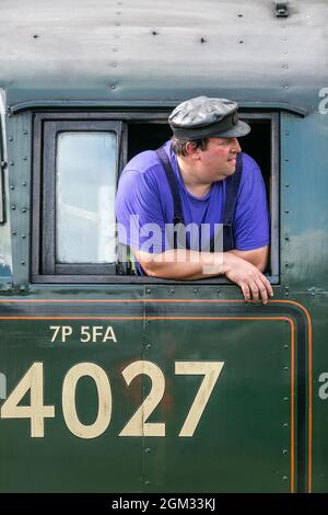 Kidderminster, Worcs, Regno Unito. 16 settembre 2021. Un autista del treno a vapore attende il segnale per procedere alla stazione ferroviaria di Severn Valley, Kidderminster, il giorno di apertura del Severn Valley Railway's Autumn Steam Gala, Kidderminster, Worcestershire. Il gala dura fino a domenica 19 settembre e dispone di locos per gli ospiti. Peter Lopeman/Alamy Live News Foto Stock