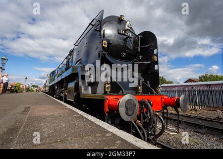 Kidderminster, Worcs, Regno Unito. 16 settembre 2021. Guest loco 34027 'Taw Valley', costruito nel 1946, presenta una vista maestosa in quanto parte dalla stazione ferroviaria di Severn Valley, Kidderminster, il giorno di apertura del Severn Valley Railway's Autumn Steam Gala, Kidderminster, Worcestershire. Il gala dura fino a domenica 19 settembre e dispone di locos per gli ospiti. Peter Lopeman/Alamy Live News Foto Stock