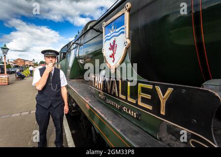 Kidderminster, Worcs, Regno Unito. 16 settembre 2021. Guardia ferroviaria Nigel Kimberlin segnala per il luogo ospite - la 'Taw Valley' - costruito nel 1946, per partire dalla stazione ferroviaria di Severn Valley, Kidderminster, il giorno di apertura del Severn Valley Railway's Autumn Steam Gala, Kidderminster, Worcestershire. Il gala dura fino a domenica 19 settembre e dispone di locos per gli ospiti. Peter Lopeman/Alamy Live News Foto Stock