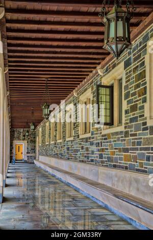 Princeton University Whitman College Hallway - Hall al Whitman College nel campus della Princeton University, dopo una pioggia. Università di Princeton Foto Stock