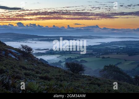 Inversione della nuvola nella valle di Lyhner Bodmin Moor Cornovaglia Foto Stock