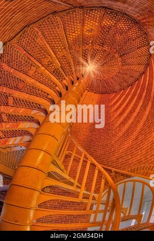 Barnegat Light Spiral Staircase - Vista interna delle scale a spirale del Faro di Barnegat. Colloquialmente noto come 'Old Barney', è un lig storico Foto Stock