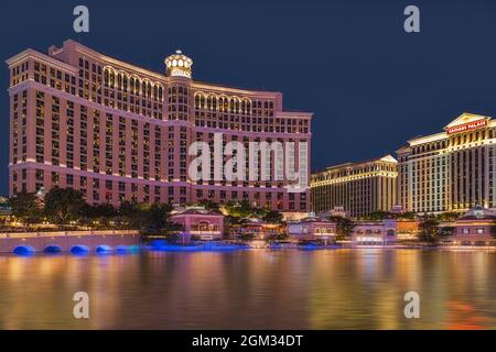 Bellagio and Caesars Hotel BW - il Bellagio Hotel and Casino sulla Las Vegas Strip e il Caesars Palace insieme a riflessioni sul uomo fatto lak Foto Stock