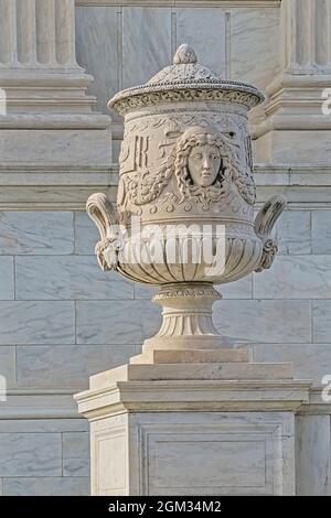 SCOTUS Details - Dettagli dell'architettura e colonne sul lato est della Corte Suprema degli Stati Uniti a Washington DC. Questa immagine è anche un Foto Stock