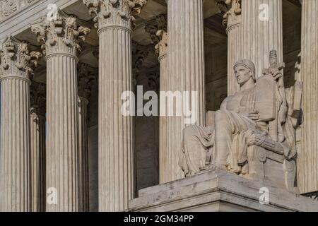 SCOTUS Authority of Law la statua dell'Authority of Law presso la Corte Suprema degli Stati Uniti a Washington DC. La parola latina per legge 'LEX' è iscritta su Foto Stock