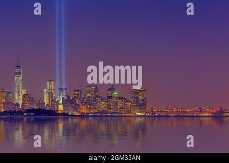 Manhattan 911 Tribute - lo skyline di New York City Lower Manhattan che mostra la Freedom Tower e la Statua della libertà insieme al Tribute di Lig Foto Stock
