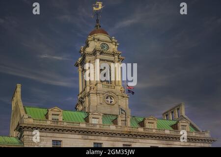 Portland Maine City Hall Building - Vista ravvicinata dell'orologio e del tempo invano torre a Portland, ME City Hall Building. Questa immagine è disponibile in co Foto Stock