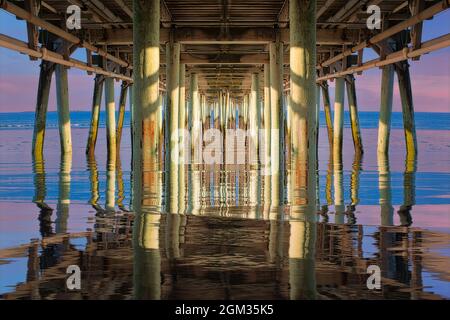 Orchard Beach Pier Mirror - Undreneath The Old Orchard Pier in Maine, New England. Questa immagine è disponibile sia a colori che in bianco e nero. Da a. Foto Stock