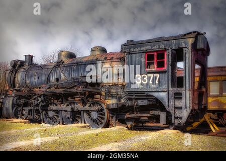 CNR numero 3377 - annate abbandonate Canadian National Railways vapore motore vintage treno #3377. Questa immagine è disponibile anche in bianco e nero. Foto Stock