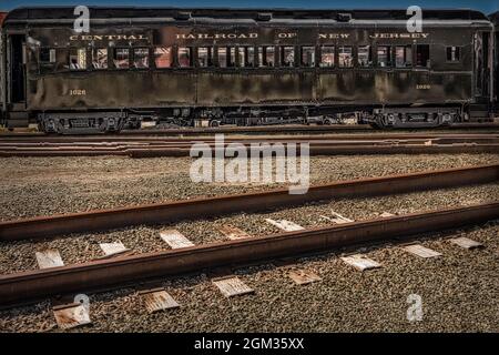 Ferrovia centrale di NJ - immagine di una ferrovia centrale storica del New Jersey Passenger Coach No. 1026 lungo i binari del treno. Questa immagine è disponibile Foto Stock