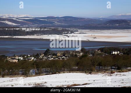 Vista delle campane di Lakeland e dell'estuario del Kent da Arnside Knott nella neve, Cumbria, Regno Unito Foto Stock