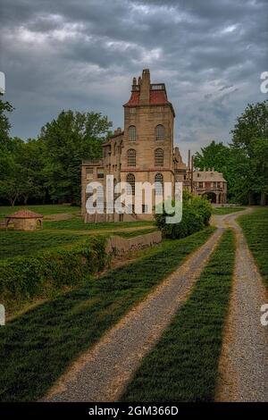 Colorata vista esterna dal giardino al punto di riferimento storico del Castello di Fonthill, sede di Henry Chapman Mercer più di un secolo fa. Questa immagine Foto Stock