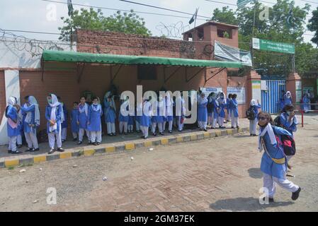 Lahore, Pakistan. 16 settembre 2021. Gli studenti pakistani escono dalla scuola dopo le vacanze il primo giorno dopo gli esami. Nuove classi e scuole stanno riaprendo la scuola a Lahore dopo che il governo ha riaperto gli istituti di istruzione. (Foto di Rana Sajid Hussain/Pacific Press) Credit: Pacific Press Media Production Corp./Alamy Live News Foto Stock